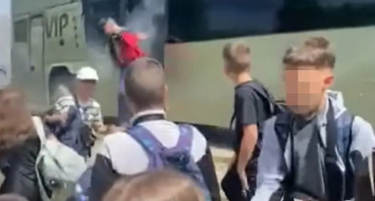 (ВИДЕО) СРПСКИТЕ УЧЕНИЦИ ПАНИЧНО БЕГААТ: Се запали автобусот со кој тргнале на екскурзија