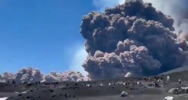 (ВИДЕО) ТУРИСТИТЕ БЕГААТ ОД ЧАД И ПЕПЕЛ: Вулканот Етна еруптираше