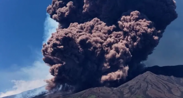 БИЛ ВО АВИОН КОГА ЕТНА ЕРУПТИРАШЕ: Патник раскажа што се случило