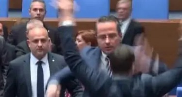 (ВИДЕО) ГНЕВ ПОРАДИ ЕВРОТО: Бугарски пратеници се степаа