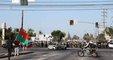 БИТКА ЗА ЛОС АНЏЕЛЕС, ТРАМП ЈА ИСПРАТИ НАЦИОНАЛНАТА ГАРДА! Мигрантите се судрија со федералните агенти (ФОТО)