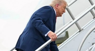 (ВИДЕО) И ТРАМП СЕ СОПНА ПО СКАЛИТЕ НА АВИОНОТ: Американците го потсетија дека за истото му се потсмеваше на Бајден