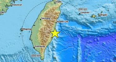 (ВИДЕО) СЕ УРНА ДЕЛ ОД ПЛАНИНА: Силен земјотрес го погоди Тајван