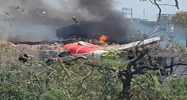 СЕ УРНА АВИОНОТ ВО ИНДИЈА, ОКОЛУ НЕГО ПОЖАР! Први фотографии од местото на несреќата: Вознемирени луѓе се држат за главите