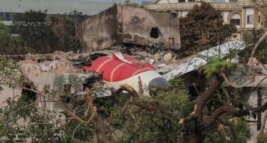 Бројот на жртви во падот на индискиот авион се искачи на 274, потрагата продолжува