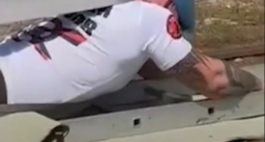 (ВИДЕО) РУСИН ГИ ИЗГУБИ ДВЕТЕ НОЗЕ ВО УКРАИНА: Сепак влечеше вагон тежок 24 тони, погледнете го ова чудо