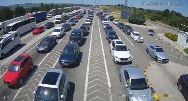 ХАОС И ЗА ВЛЕЗ И ЗА ИЗЛЕЗ ОД ЗЕМЈАВА: Прешево и Богородица преполни со возила