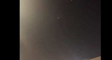 (ВИДЕО) ЕКСПЛОЗИИ ОДЕКНУВААТ, ПОТОА ПОЧНУВА СТОМПЕДО - ПОГЛЕДНЕТЕ ГИ МОМЕНТИТЕ НА ПАНИКА ВО ДОХА: Остатоци од ракета паѓаат на улица, луѓето трчаат и врескаат!