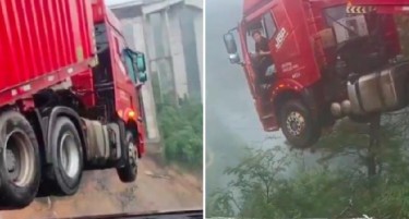 (ВИДЕО) ПОПЛАВИ ВО КИНА: Поради колапс на вијадукт камион висеше над бездна
