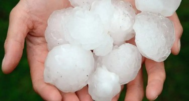 (ВИДЕО) ГРАД СО ГОЛЕМИНА НА ТЕНИСКО ТОПЧЕ: Невреме ја погоди Италија