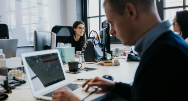 ВО СОСЕДНА ЗЕМЈА: Повеќе од 215.000 луѓе работат повеќе од осум часа на ден, шест дена во неделата