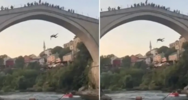 (ВИДЕО) Мостар: Турист скокна од мостот, мештаните го дочекаа со тупаници