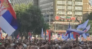 Масовниот протест во Белград заврши со шест повредени полициајци