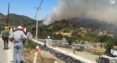 (ВИДЕО) ГОЛЕМ ПОЖАР ВО ИЗМИР: Дел од куќите се оштетени од огнот