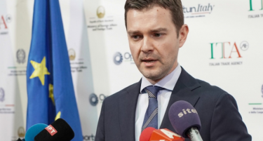 Муцунски: Нема договор со Британија за бегалски кампови