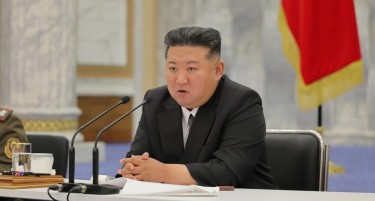 (ВИДЕО) КИМ ЏОНГ УН ПЛАЧЕ ЗА ВОЈНИЦИТЕ ЗАГИНАТИ ВО КУРСК: Клекна покрај ковчег обвиен со државното знаме