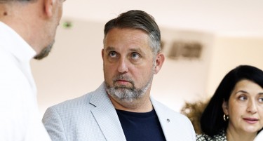 (ВИДЕО) „ПРЕД САМО ТРИ МЕСЕЦИ БЕВ НЕПОЗНАТ“: Лукровски го прослави водството во Карпош, оди во втор круг со Јакимовски