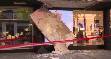 Се урна дел од надстрешница на „Кнез Михајлова“: Огромна бетонска плоча виси во центарот на Белград