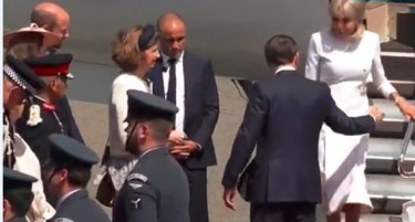 (ВИДЕО) ПРИ ПОСЕТА НА БРИТАНИЈА: Макрон доживеа мала непријатност со сопругата