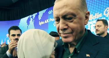 (ВИДЕО) СНИМКАТА СТАНА ВИРАЛНА: Eрдоган одржа историски говор за разоружувањето на ПКК, Емине се расплака