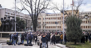 „Сакам да работам“ до политичарите: Зошто пред секои избори судбината на 10 илјади вработени се доведува во прашање?