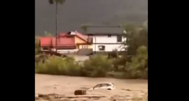 (ВИДЕО) ВОДАТА НОСИ АВТОМОБИЛИ: Еден човек загина во поплавите во Романија