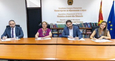 Плазма и Роса им посакуваат на првачињата успешен старт на учебната година со подарок пакетчиња