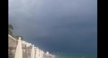 СИЛНИ БУРИ ВО ГРЦИЈА: Поплава во Солун, огромни бранови на Халкидики, еве како изгледаа омилените туристички места