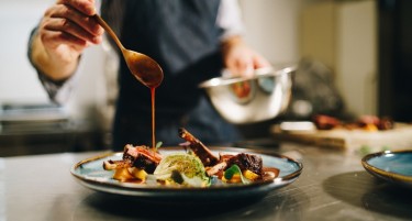 ПОСКАПЕЛЕ ХРАНАТА И АЛКОХОЛНИТЕ ПИЈАЛАЦИ: Одењето по ресторани станува скапо задоволство