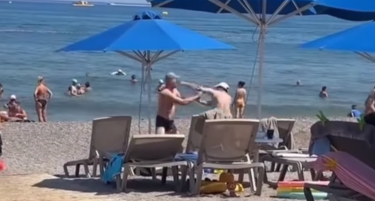 (ВИДЕО) Туристи се истепаа за место под сонцето: Видео од Родос стана хит на мрежите