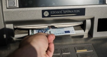 Од денеска бесплатно за подигање готовина од грчките банкомати