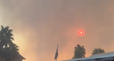 (ВИДЕО) ДРАМАТИЧНО Е ВО ГРЦИЈА: Поради пожарите се евакуираат болниците, населбите, а еден манастир е во пламен