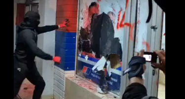 (ВИДЕО) Демонстранти ги демолираа просториите на СНС во Нови Сад