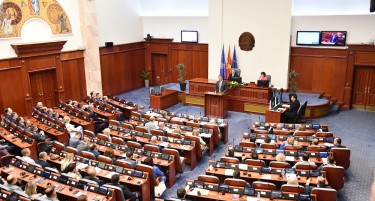 „ВМРО-ДПМНЕ, ЗНАМ и ВРЕДИ ДА ДАДАТ ПОДДРШКА“: Пакетот мерки за млади од Левица утре на собраниска седница