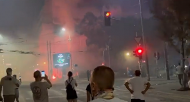 (ВИДЕО) Демонстрантите фрлаа камења и шишиња - нови немири во Србија