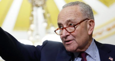 Шумер: Трамп го простре црвениот тепих за авторитарниот гангстер Владимир Путин