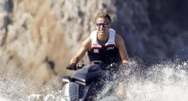 (ФОТО) Макрон одмора во јужна Франција, ги покажа стомачните мускули