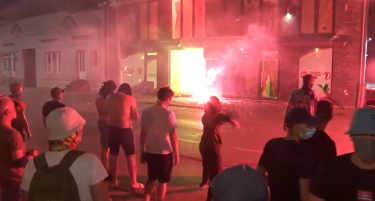 (ВИДЕО) Во Ваљево млади луѓе ги запалија просториите на СНС