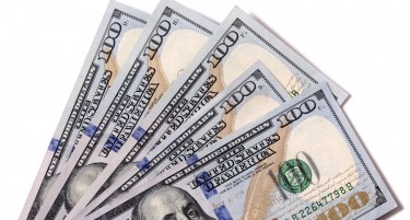 Зошто вредноста на доларот паѓа во однос на еврото и јенот?