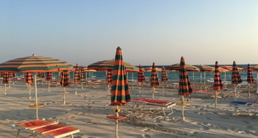 Празни лежалки, високи цени: Бунт против приватните плажи во Италија