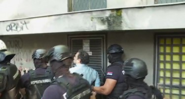 УАПСЕН ОПОЗИЦИСКИ ПРАТЕНИК ВО СРБИЈА: Од блокадите, полицијата го однесе со лисици