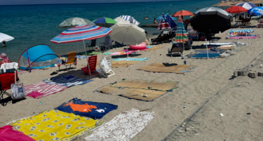 Грција влегува со камиони и полиција: Чадорите и лежалките оставени на плажа преку ноќ исчезнуваат!