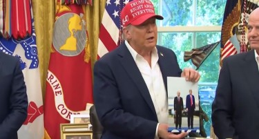 (ВИДЕО) ТРАМП ИЗВАДИ СЛИКА СО ПУТИН ВО ОВАЛНАТА СОБА: Покажа многу почит кон мене