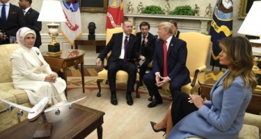 ДА ПОКАЖЕ СОЧУВСТВО И ЗА ДЕЦАТА ВО ГАЗА: Емине Ердоган и напиша писмо на Меланија Трамп