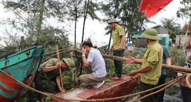 ИЛИЈАДНИЦИ ГРАЃАНИ ЕВАКУИРАНИ, ЛЕТОВИ ОТКАЖАНИ: Виетнам се подготвува за тајфунот Каџики кој се очекува да стигне и до копното