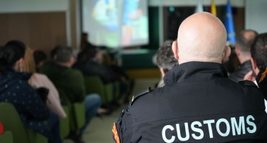 ЦАРИНИЦИТЕ ОТКРИЛЕ ИЗМАМА ПРИ УВОЗ НА ИНВЕРТОРИ ЗА СОЛАРНИ КОЛЕКТОРИ: наместо 15 отсто, шпедитерите плаќање 10 проценти царина