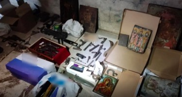 РАЧНА БОМБА, ГЛАВИ ОД МИНОФРЛАЧКИ ГРАНАТИ: Најдено оружје во контејнер во Атина