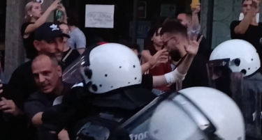 (ВИДЕО) Протести пред Филозофскиот факултет во Нови Сад: Студентите повторно влегоа во зградата