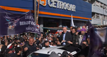 (ВИДЕО) Демонстранти го гаѓаа со камења аргентинскиот претседател Хавиер Милеи