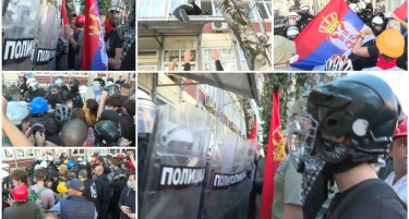 ХАОС ВО НОВИ САД: Полицијата не дава студенти на Медицински да помогнат на студент од ДИФ на кој му се слошило, турканици пред факултетот